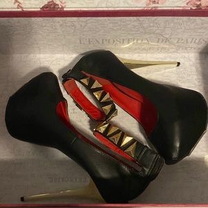 Shoe Republic LA Black & Gold Stiletto (7.5)